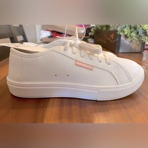NWT. Kids Billabong White Pleather,Pink Logo Shoreline low tennis shoe.Size 3.